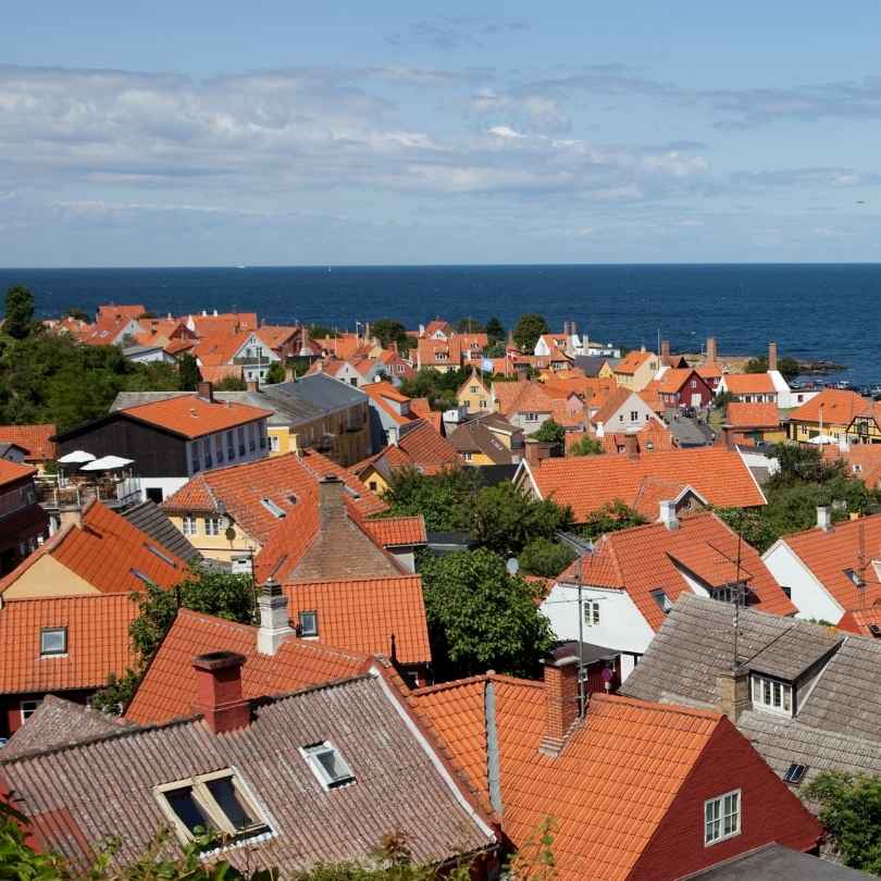 udsigt over huse og havet på ærø