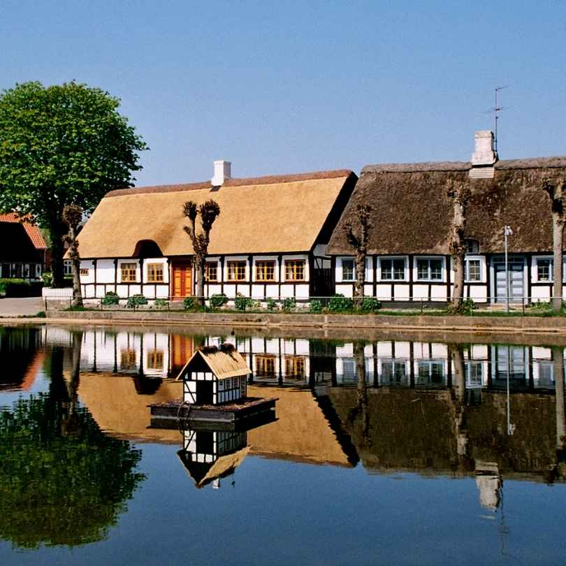 huse med stråtag på samsø